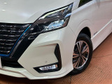 【LEDヘッドライト】悪天候や夜間走行時も良好な視界を確保し安心して運転できる高輝度LEDヘッドライトを装備!点灯速度が早く、消費電力も抑えられています。