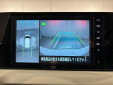 アラウンドビューモニターは真上から見下ろした様に車の周囲を表示することで、駐車時の安全性と利便性を高めます。