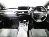 上質で落ち着いた印象のインパネ。視界も広々で運転しやすいです。