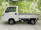 キャビンから荷台へと続く直線的なフォルムが印象的で、すっきりとした横姿にまとまっています。白いボディが明るい雰囲気を添え、働く車としての頼もしさも感じられる佇まいです。