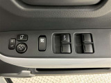 電動格納式ドアミラーを装備しています♪ミラーの角度調整も電動で行えます。使いやすいパワーウィンドウがさわやかな風をむかえ入れてくれます♪