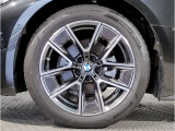 【BMWアロイホイル】軽量かつ強度に拘ったアロイホイル。走行性能ポテンシャルを引き出す設計。車の足元を引き締めてくれる大きなポイントはアロイホイルです。