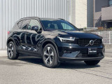 ボルボXC40は、よりスマートに、より大胆に生まれ変わりました。刷新されたフロントフェイス、先鋭的な躍動感を感じさせるスタイリング。SUVの姿を体現するプロポーションは力強さに溢れた佇まいを見せます。