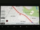 地図情報が画面いっぱいに表示され、道路や周辺施設を確認しながら目的地へ向かえます。表示切替なども選べるため、使い方に合わせて活用できます。