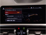 【ⅰドライブナビゲーション】文字情報も鮮明に表示する高解像度カラーディスプレイを採用。視認性に優れた地図デザインと特徴的な建造物を目印にした描写表示で現在位置を把握できます。地図データの更新も可能です