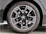【BMWアロイホイル】軽量かつ強度に拘ったアロイホイル。走行性能ポテンシャルを引き出す設計。車の足元を引き締めてくれる大きなポイントはアロイホイルです。