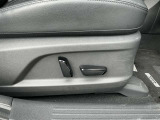 運転席シートは電動シートになります。
