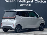 電気自動車は走行時にエンジン音等が発生しない為、低速時には歩行者に車両接近を知らせる為に音を出す機構が装備されています。