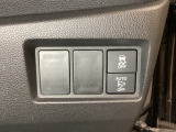 VSA装備車です。VSAはドライバーの操作と車の動きを見守っています。もし車の挙動が乱れたとき、4輪別々にブレーキをかけたり、エンジンパワーをしぼることによって車を安定させます。