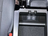 スマートフォンやお手持ちの機器のバッテリー残量が少なくなっても、運転中に充電ができるので安心ですね!