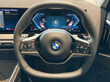 手元に収まるステアリングが、BMWらしい操る楽しさを予感させます。SUVとしての実用性だけでなく、ドライバーの感覚も大切にした設計です。
