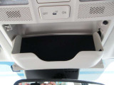 サングラスホルダーを備えたオーバーヘッドコンソールを装備。運転中に使う小物をスマートに収納でき、車内の整理整頓にも役立ちます。