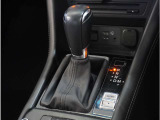 【シフトレバー】シフトもとても操作しやすいデザインになっております。運転する人の事を第一に考えた操作性の高い仕様です。