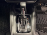 「e:HEV」は、モーター走行を中心にしながら電気エネルギーやエンジン動力を効率よく使い分けることができる賢いハイブリッドシステムです。サイドブレーキはスイッチ操作の電子制御パーキングブレーキです