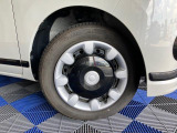【ホイールキャップ】自動車の車輪の外側取り付け部につける円盤状のおおいで、締め付けボルトなどを保護し装飾をも兼ねてますよ☆