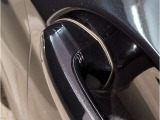 【デザインとの融合】BMWデザイナーが創り出したボディデザインを損なう事のない様に配置とデザインに拘っています。ドアノブについてもBMWの拘りに妥協はありません。