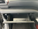 ちょっとしたところは収納ボックスにもなっています。車内はサイズも決まっているので、収納が少ないと思っているアナタ!ご安心ください。さまざまなところに収納が隠れているんです♪