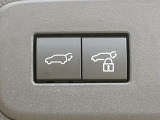 【パワーバックドア】スマートキーや運転席のボタンを押すだけでリアゲートが自動で開閉します!荷物を持っている時や、高い位置にあるバックドアを閉める際に便利な機能です♪