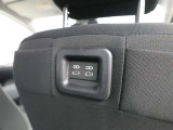 スマートフォンやタブレットの充電ができるように、運転席のシートバックにUSB端子が装備されています