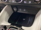 【ワイヤレス充電器】スマートフォンを充電エリアの上に置くことでケーブルを使用せず充電できます!