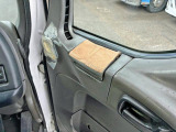 運転席側ドアの灰皿フタが外れています。