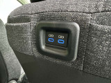 充電用USB付き。スマートフォンなどの充電に便利です。