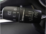 【オートワイパー機能】レバーをAUTOの位置にしているとき、レインセンサーが雨を感知すると、雨量に応じて、ワイパーが自動で作動します。