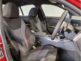 【コックピットシート】BMW車の主役席。車体中央にくる様に配置し車両重心とが一致する事でドライバーと車との一体感あるドライビングを実現。人間工学に基づき形成した形状が長時間のドライブ疲労も軽減します!