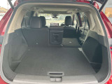 お荷物の量や乗車人数に合わせて使えるリヤシートは、ご覧のように倒すことが出来ますので便利です。
