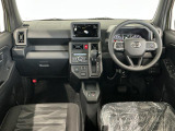 【インパネ】運転のしやすさを最優先に設計された見晴らしの良いフロントビュー。車両間隔が掴みやすく狭い道でも安心♪「安全」と「品質」を最優先に、安心してお乗りいただけるクルマを提供いたします。