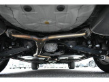 車両後方からの下回りです。マフラー防錆塗装や下回り防錆施工等も可能でございます。