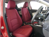 【清潔感のある運転席&助手席】隅々までクリーニングの行き届いた運転席&助手席。目立ったシミや汚れ等もございません。快適なドライブをどうぞ。