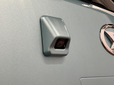 【バックカメラ】 対応モニターを装着することで、駐車時に車両後方の様子を見ることができます。