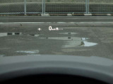 必要な情報を投影するヘッドアップディスプレイ(運転席前のガラス等に車速やナビ情報を投影する機能)。視線移動を抑え、速度やナビのルート案内、安全警告を直感的に確認。長距離運転でも疲れません。