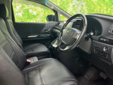 運転席と助手席が並び、前方へ広がる視界を確保しやすい室内です。シートにはゆったりと腰掛けられ、ドア側の窓からも外の様子を確認できるため、乗員にも開放感があります。
