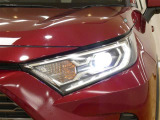 LEDヘッドライトです。デザイン性がよくとても明るいので、夜間の走行や悪天候でも安心です。しかも長寿命!