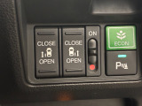【リア両側パワースライドドア】リモコンなどで自動開閉。Hondaスマートキーを携帯していれば、軽い力で解錠とドアオープンが行えます。半ドア状態まで閉めると、自動的に全閉する機能付き。