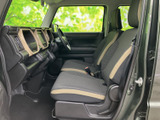 運転席と助手席の間にゆとりがあり、足元もすっきりとした印象です。前方や左右の窓から周囲を見渡しやすく、落ち着いて過ごせる室内空間です。
