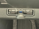 有料道路をキャッシュレスで通行できるETC車載器付きです。運転席足元に設置されています。ETCセットアップ費用は含まれておりません。別途必要となります。