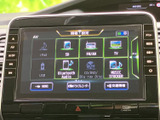 ラジオやテレビ、USB、Bluetoothなどの選択肢が画面に表示されています。利用したい音源を確認しながら選べるため、普段の通勤や休日のお出かけにも便利です。