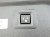 ワンタッチでバックドアが開閉。重たいバックドアも力いらずで開閉できる便利なパワーバックドア付きです!