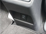 ◆後席用アクセサリーソケット◆電源ソケットは後席用にも装備されています。長時間のドライブも安心です。