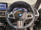 【ハンドル】ドライバーとBMW車の一体感がダイレクトに伝わるステアリングホイール。形状・太さへの拘りに加えて、操作性を高める為にスイッチ類も配置。クイックかつ安定のドライビングを体感下さい!