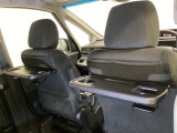 運転席・助手席の背もたれには、2列目シート用にカップホルダー付きの「格納式のシートバックテーブル」を装備しています。休憩時のちょっとした時間などカップを置いたり、小物置きに使えて便利です。