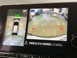 アラウンドビューモニター。上空から見下ろしているかのような映像を映し出して周囲を確認し、スムースな駐車をアシストします。