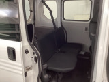 フラットな床と膝回りや頭上スペースなど十分な広さがあります。乗車人数や荷物の量、車内での過ごし方に合わせて、シートのレイアウトを変更できます。