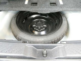 近年、パンク修理キット装着車が増えておりますが、タイヤ側面の損傷やタイヤがホイールから外れた場合はやっぱり「応急タイヤ」が安心です。もちろん、トランクフロアも応急タイヤを外してクリーニング済みです♪