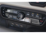 オートエアコン付です。簡単操作で快適に車内温度をコントロールします。