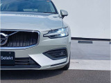時代に合わせて変化するエンブレムデザイン。センターを斜めに大きく横切るラインと黒地に銀のアイアンマーク、これが最新ボルボのキャラクターアイコンです。エンブレムにはフロントカメラを内蔵しています。