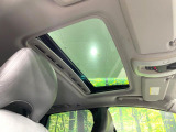 【サンルーフ】開放感たっぷりの希少装備、サンルーフが装着されています!車内に明かりを取り入れたり景色を楽しむ以外にも、車内の空気も簡単に換気できて快適です!